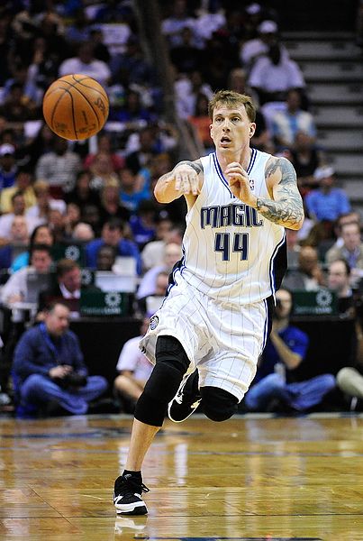 篮球NBA裁判承认关键球判罚存在问题